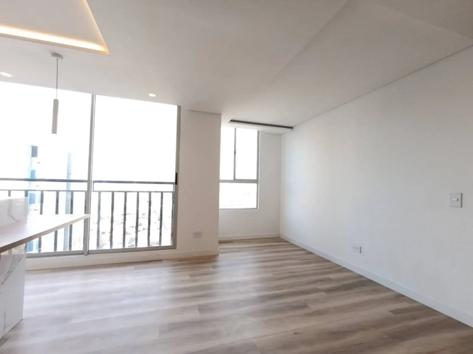 Vive en Bogotá: Moderno Apartamento 2H/2B con Balcón y Sauna. ¡Confort y Estilo! - Imagen 2