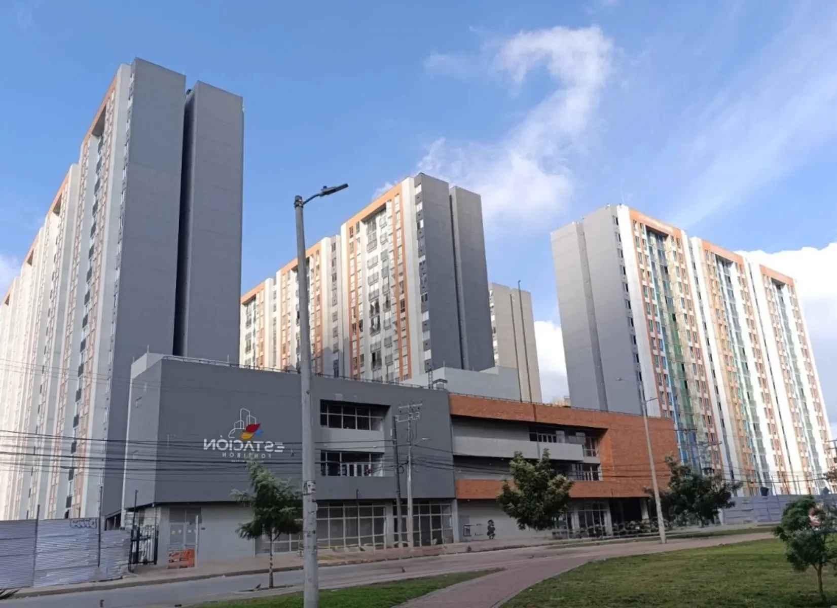 Vive en Bogotá: Moderno Apartamento 2H/2B con Balcón y Sauna. ¡Confort y Estilo! - Imagen 3