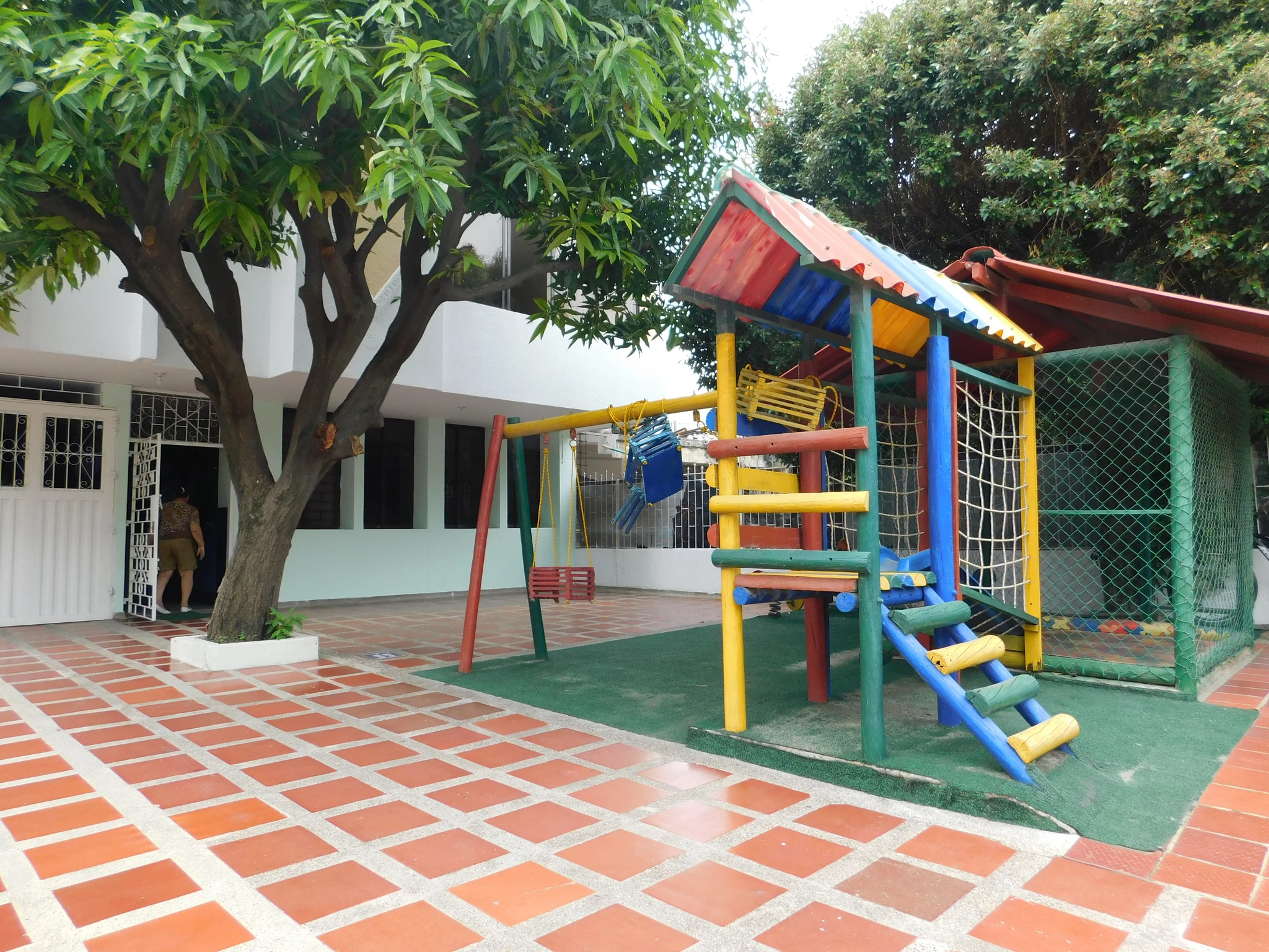 Edificio en propiedad horizontal con 2 apartamentos y local comercial