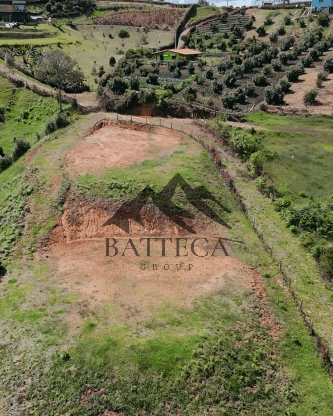 Lote con licencia de construcción.  - Imagen 3