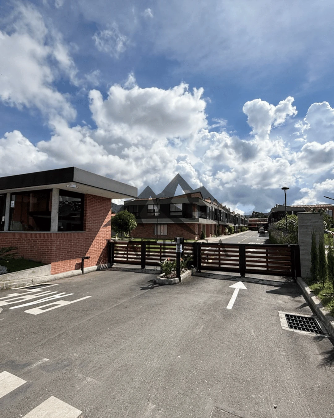 Se vende casa unifamiliar en unidad cerrada - Imagen 2