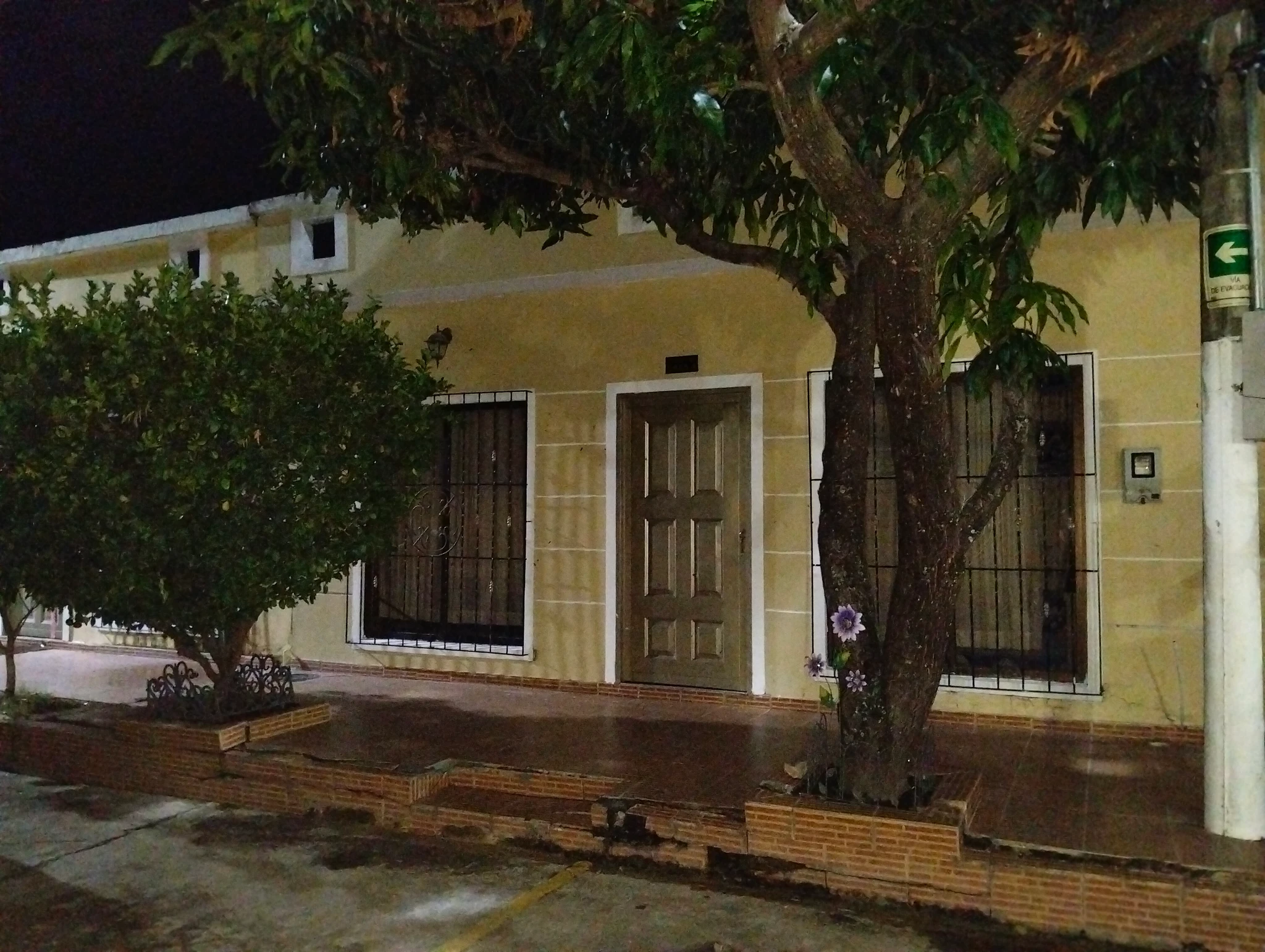 Casa de 111 metros cuadrados, con 3 habitaciones, sala y comedor amplios, patio de ropa, cocina integral, 2 baños, ubicada en un unidad residencial llamada Villa del Río 2 sector los mangos, cuenta con piscina social, zona BBQ y parqueadero comunitario.
