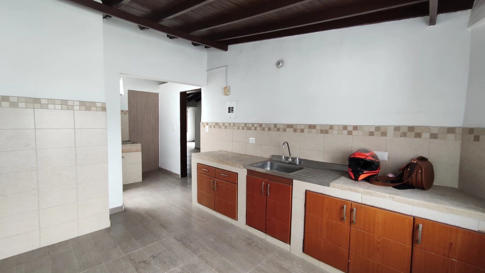 94 mts. : salacomedor, 3 hab, 2 baños, cocina sencilla, zona ropas, balcón