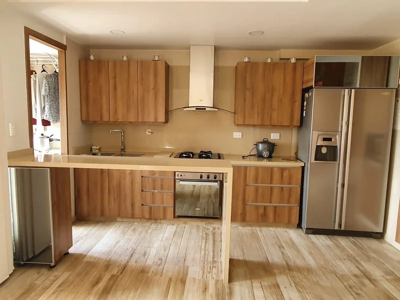 161mts  4 habitaciones  3 vestier  1 closet  3 baños  2 balcones  Jacuzzi  Sala comedor gr