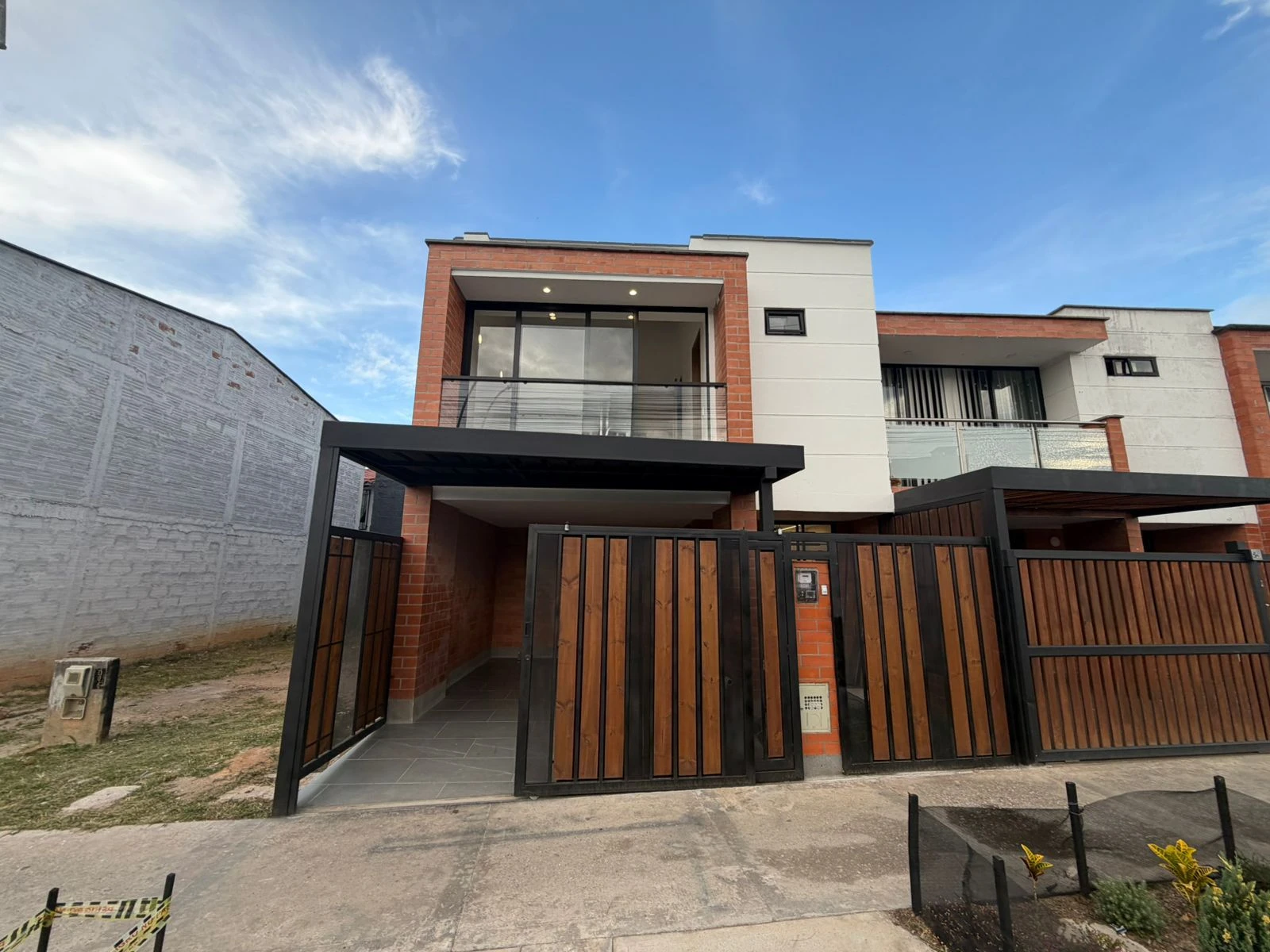 Se vende casa de dos niveles + mansarda - La Ceja
