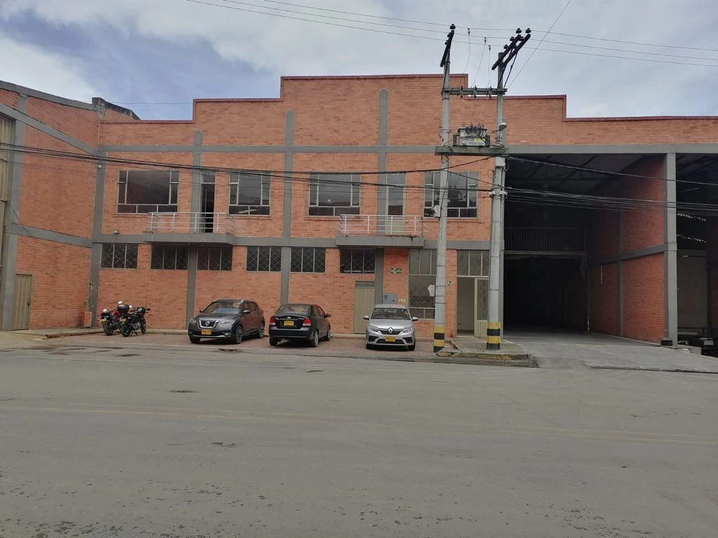 BODEGA FUNZA PARQUE IND. 2.300 M2- CON 125 kva