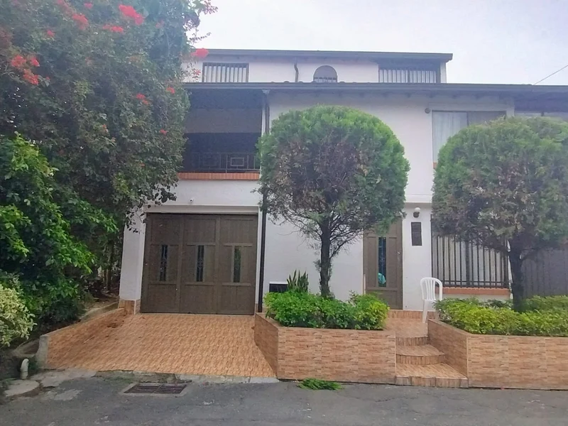 Casa para 3 niveles para la venta Villas del Vallejuelo